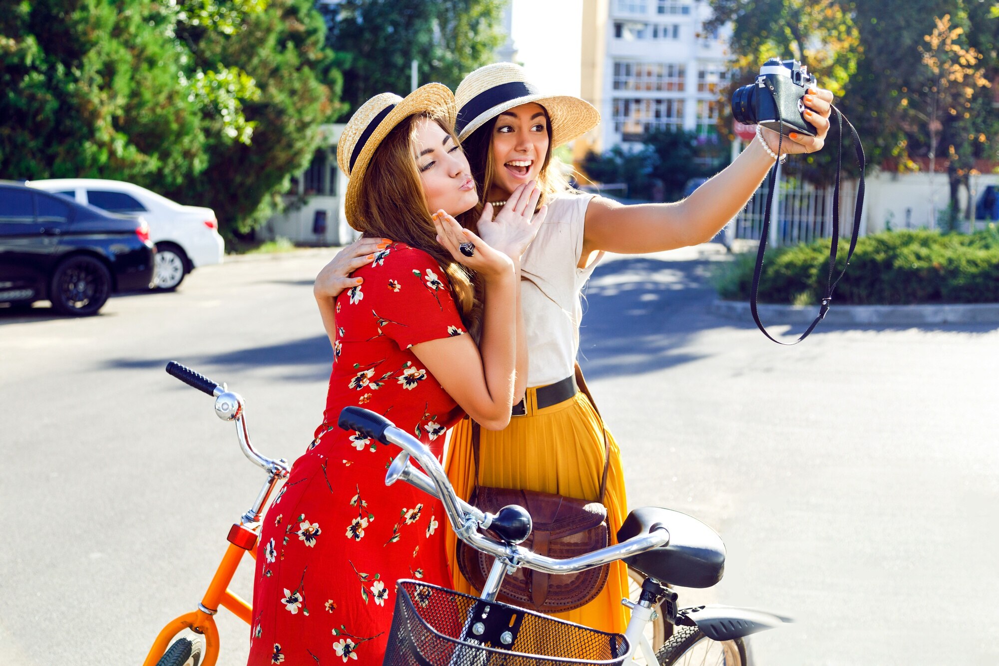 dos chicas jovenes muy elegantes posando junto bicicletas hipster retro brillante haciendo autorretrato 291049 1889