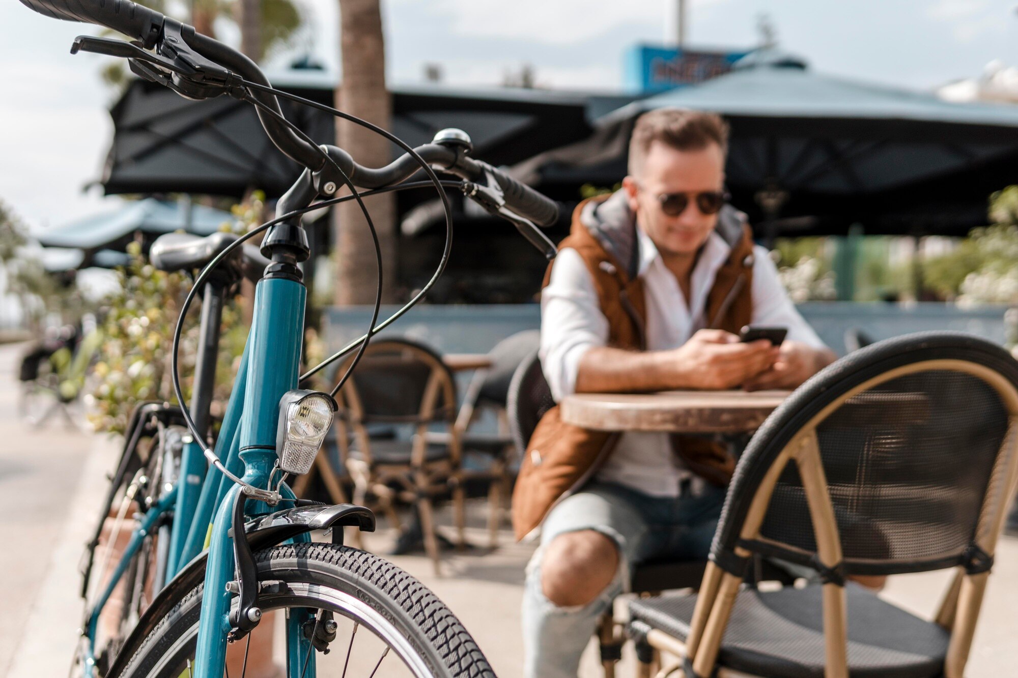 hombre revisando su telefono junto bicicleta 23 2148777198