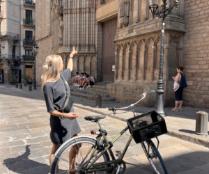 Dorien junto a su bicicleta en el centro histórico de Barcelona