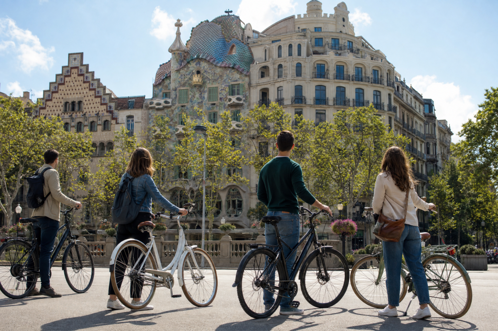 Personas con bicicletas urbanas en Barcelona